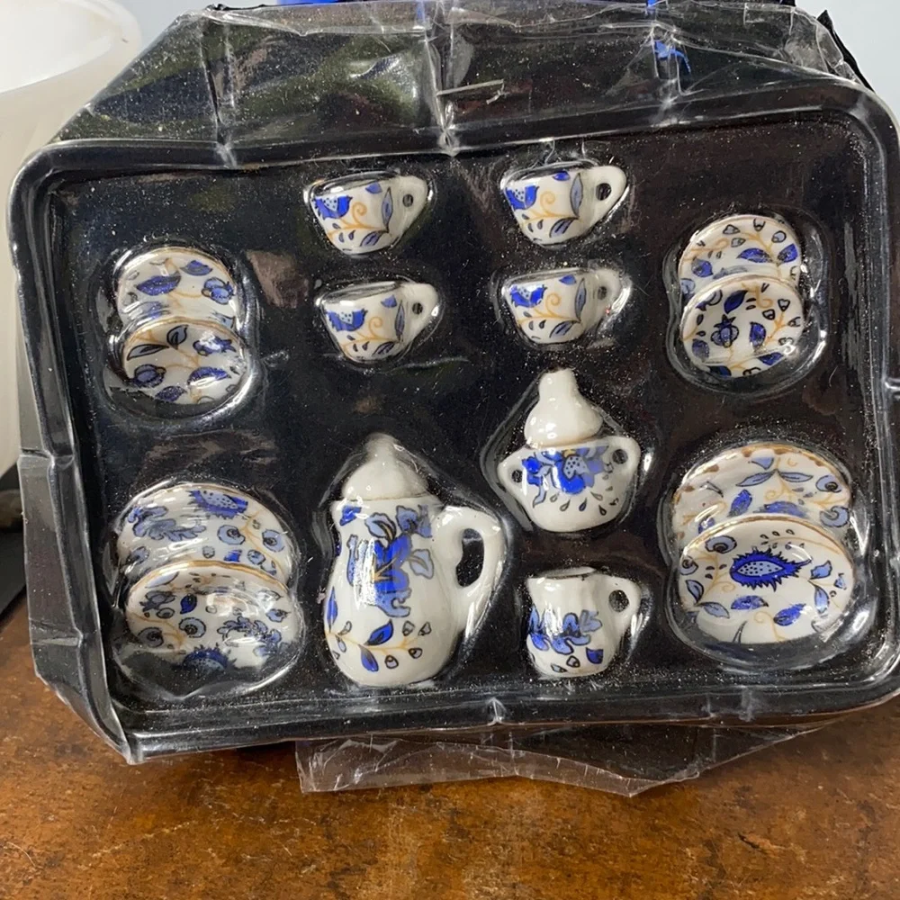 - Vintage Miniature Ceramic Victorian Dollhouse Blue & White Kitchen Dish Set - Picture 1 of 4